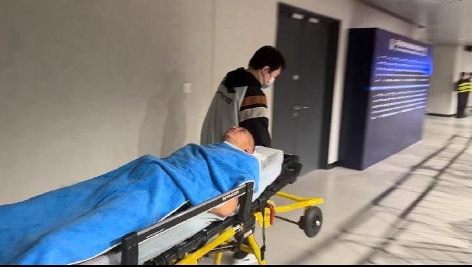 在楼梯上和少妇做爰视频